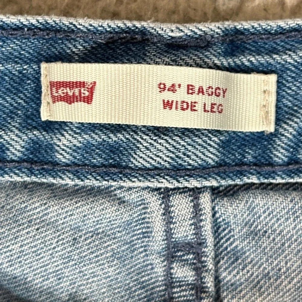 Levi's 94 Baggy Wide Leg Jeans Light Wash Denim Cropped Raw Hem Size 10  Reg